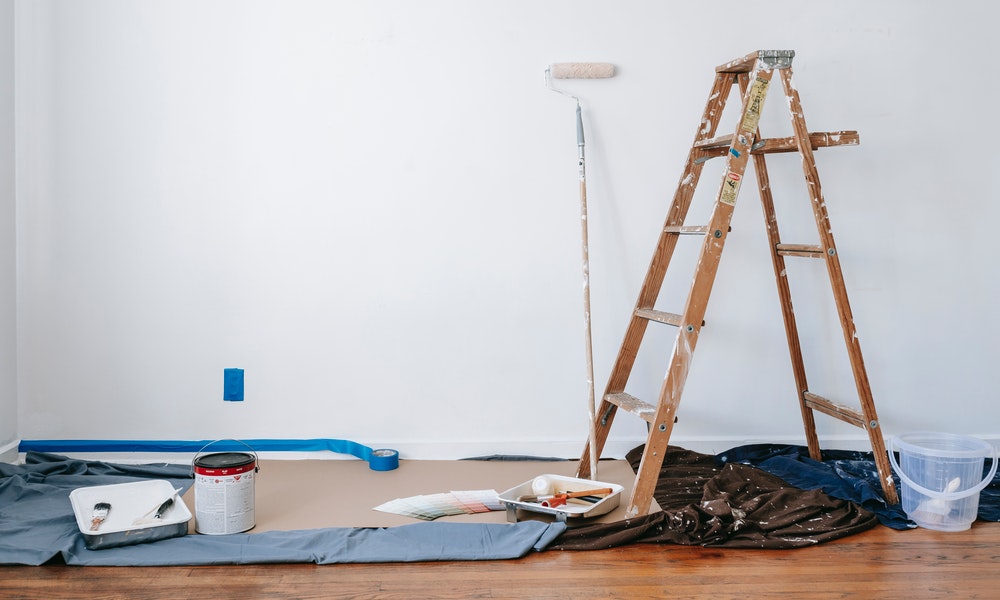 10 Best Ladders for Painting a 2 Story House